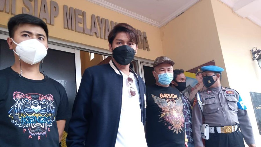 Rizky Billar penuhi undangan klarifikasi polisi soal kerumunan. Rizky Billar penuhi undangan klarifikasi polisi soal kerumunan.