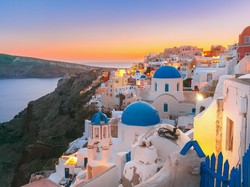 Santorini Diguncang 200 Kali Gempa, Nasib Turis-Warganya?