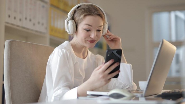 Stop! Ini 5 Perilaku Toxic Perempuan di Media Sosial yang Sering Tak Disadari