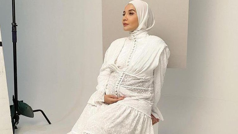 Zaskia Sungkar tengah hamil anak pertama dengan Irwansyah. Yuk intip style kece Zaskia saat hamil anak pertama!