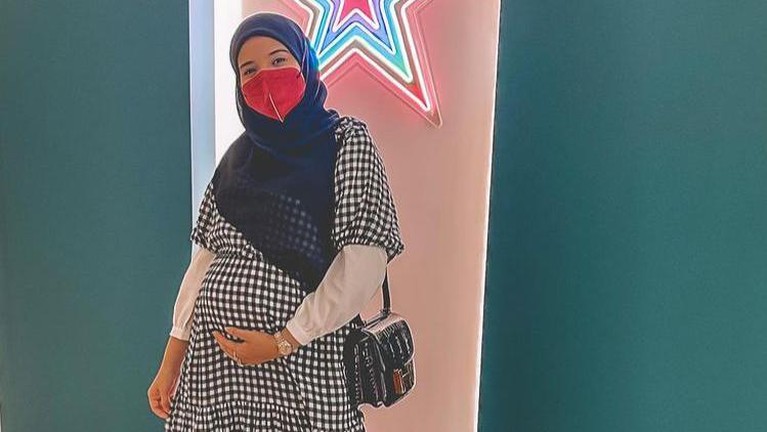 Style Kece Zaskia Sungkar Hamil Anak Pertama Zaskia Sungkar tengah hamil anak pertama dengan Irwansyah. Yuk intip style kece Zaskia saat hamil anak pertama!