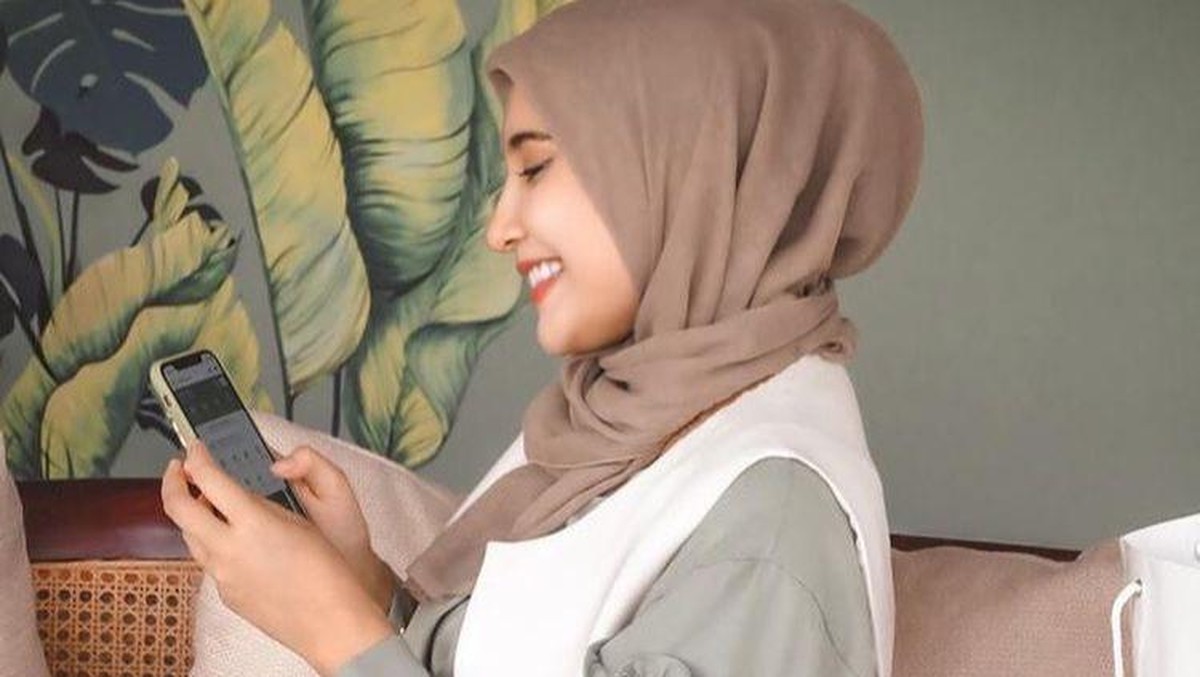 Zaskia Sungkar tengah hamil anak pertama dengan Irwansyah&period; Yuk intip style kece Zaskia saat hamil anak pertama&excl;