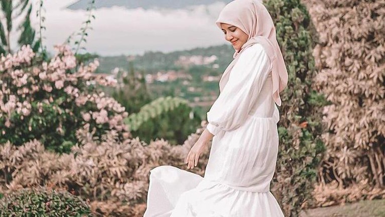 Zaskia Sungkar tengah hamil anak pertama dengan Irwansyah. Yuk intip style kece Zaskia saat hamil anak pertama!