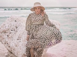 8 Style Kece Zaskia Sungkar yang Tengah Hamil Anak Pertama