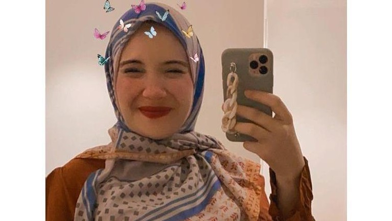 Style Kece Zaskia Sungkar Hamil Anak Pertama Zaskia Sungkar tengah hamil anak pertama dengan Irwansyah. Yuk intip style kece Zaskia saat hamil anak pertama!