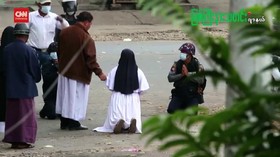 VIDEO: Biarawati Berlutut Minta Aksi Kekerasan Dihentikan