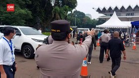 VIDEO: Antrean Vaksinasi Dibubarkan Polisi