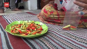 VIDEO: Sikapi Harga Terus Naik, Pedagang Jual Cabai Eceran