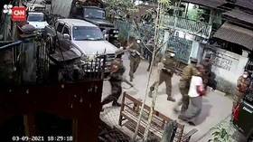 VIDEO: Pendukung Suu Kyi Dijemput Paksa Militer Myanmar