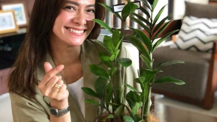 Pandemi Bikin Artis-artis Cantik Ini Koleksi Tanaman Hias Mahal