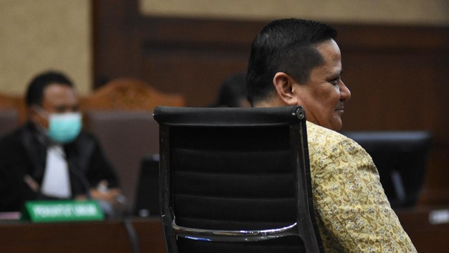 Napoleon tetap dinyatakan bersalah menerima suap dari Djoko S Tjandra dan harus menjalani hukuman 4 tahun penjara.