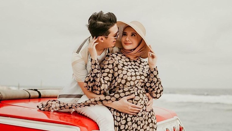 Zaskia Sungkar yang meminta referensi nama di akun Instagram Storynya.