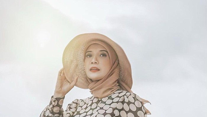 Zaskia Sungkar yang meminta referensi nama di akun Instagram Storynya.