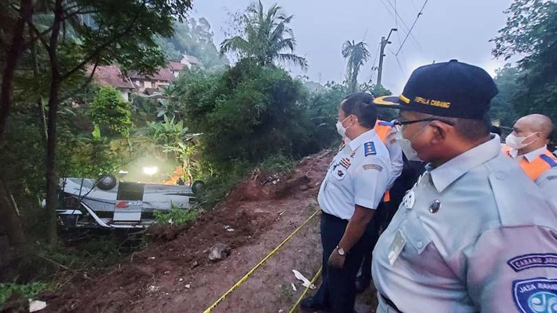 Bus Sri Padma Kencana mengalami kecelakaan lalu lintas di Wado, Kabupaten Sumedang, Jawa Barat, Rabu (10/3) pukul 18.50 WIB.
