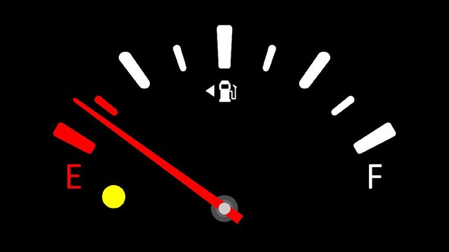Anda tak perlu repot turun dari mobil untuk mengecek posisi tangki bensin. Berikut cara mengetahui posisi tangki bensin langsung dari panel instrumen.