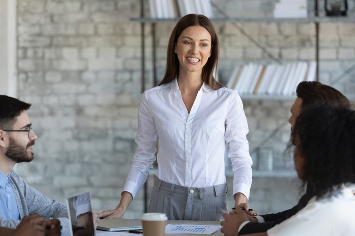 Happy businesswoman manager speaks in boardroom at meeting. Female mentor coach lead presentation new project for colleagues in conversation at negotiation. Woman employee communicating with partners. 3 Fakta Eldest Daughter Syndrome Menurut Studi