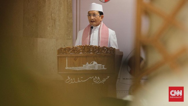 Imam Besar Masjid Istiqlal, Nasaruddin Umar respons video viral soal lampu bagian dalam kubah masjid tersebut berwarna warni.