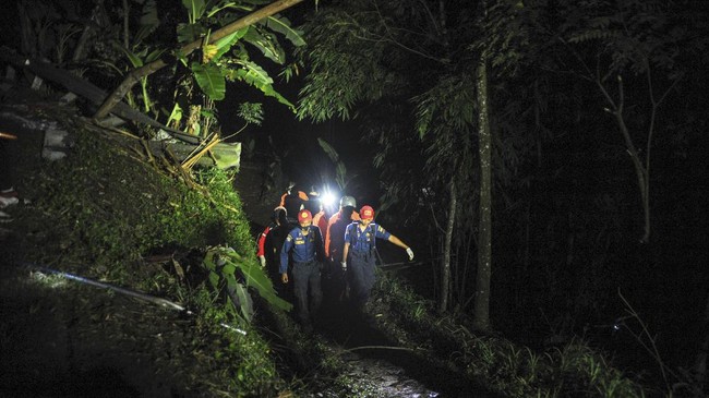 Dishub menyatakan pagar pengaman jalan di Tanjakan Cae, Kab. Sumedang, tak tahan menahan berat bus yang membawa rombongan pelajar.
