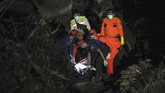 FOTO: Rabu Tragis Pelajar, Bus Terperosok ke Jurang Sumedang Bus yang mengangkut puluhan pelajar terperosok ke jurang di Sumedang pada Rabu (10/3) malam dan menewaskan 27 orang.