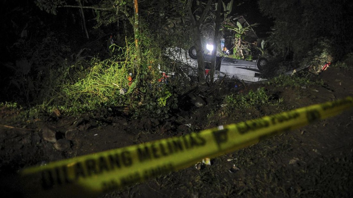 FOTO: Rabu Tragis Pelajar, Bus Terperosok ke Jurang Sumedang
