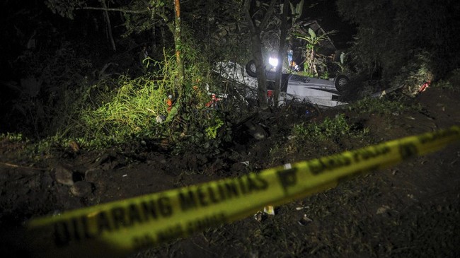 Polisi menetapkan dua tersangka dalam kecelakaan bus Sri Padma Kencana di Sumedang, termasuk kondektur yang sudah meninggal.