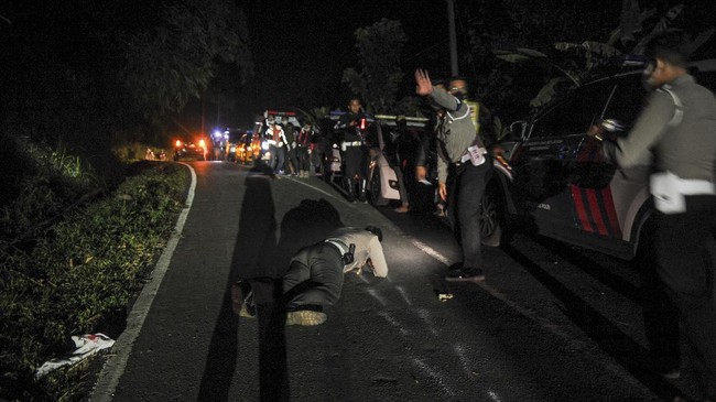 FOTO: Rabu Tragis Pelajar, Bus Terperosok ke Jurang Sumedang