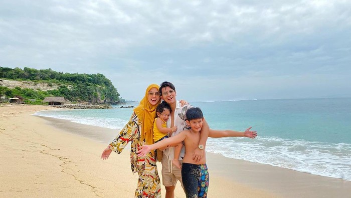 Momen Liburan Fairuz A Rafiq Bareng Keluarga, Dapat Kejutan Saat Ulang Tahun!