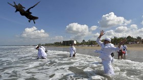 FOTO : Upacara Melasti Jelang Hari Raya Nyepi
