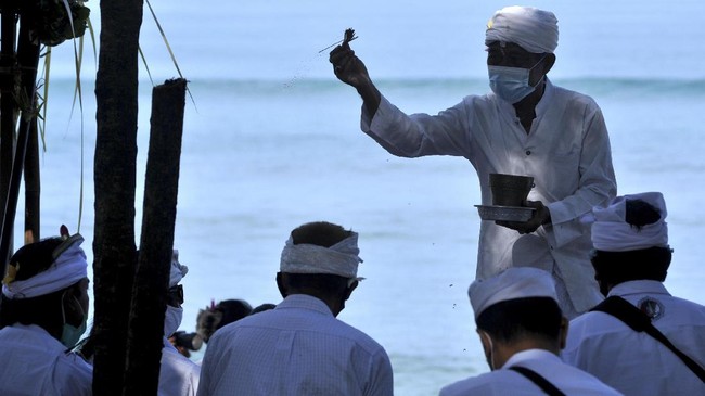 Menko Marves Luhut B Panjaitan menggaungkan Work From Bali dalam rangka memulihkan pariwisata Pulau Dewata yang terpuruk akibat covid-19.