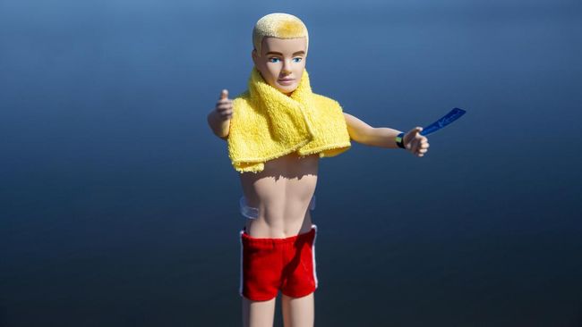 Pengisi suara original boneka Ken, Bill Cunningham, meninggal dunia di West Hollywood, California saat berusia 96 tahun. 