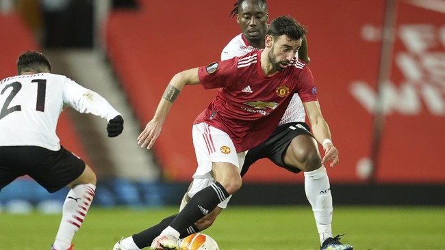 Gelandang Manchester United Bruno Fernandes frustrasi dengan gol AC Milan pada menit injury time di leg pertama babak 16 besar Liga Europa.