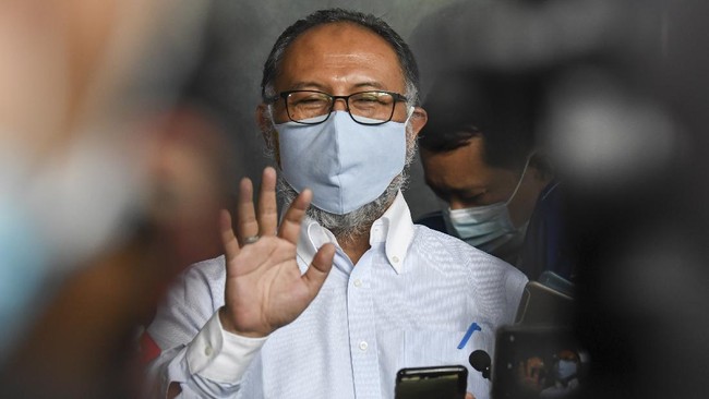 Eks pimpinan KPK Bambang Widjojanto menyebut KPK harus menjawab tudingan perihal paksaan meningkatkan status Formula E ke tahap penyidikan.
