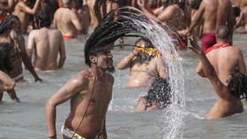 1.000 Orang India Positif Covid usai Ritual Mandi di Sungai
