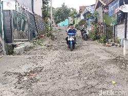 Ini Jalan Rusak yang Diposting Guru dan Picu Kemarahan Aparat Desa