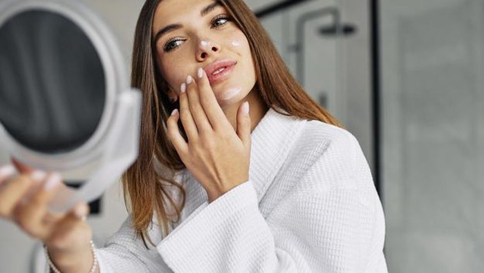 Urutan Pakai Skincare Pagi dan Malam yang Benar Urutan Pakai Skincare Pagi dan Malam yang Benar