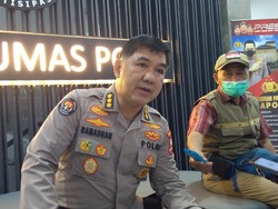 Polri soal Munarman Tak Bisa Dijenguk: Kasus Teroris Beda Hukum Acaranya