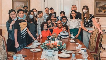 img-title Ulang Tahun ke-70, Paras Cantik Mertua Nia Ramadhani Jadi Sorotan