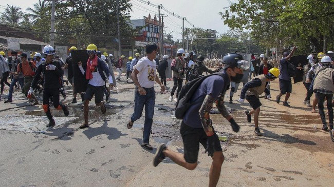 Sejumlah peristiwa terjadi pada akhir pekan, mulai dari Wapres Myanmar mengancam akan menggulingkan junta militer hingga menebak langkah China di Natuna.