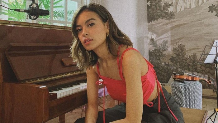 Lagu Chrisye Diskoria Hits di TikTok, Ini 10 Potret Cantik Eva Celia Lagu Chrisye Diskoria Hits di TikTok, Ini 10 Potret Cantik Eva Celia