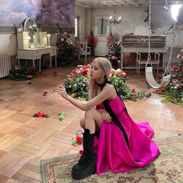 Lirik Lagu On The Ground - Rose BLACKPINK