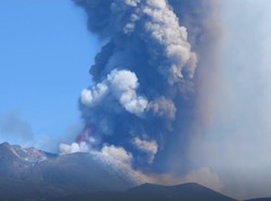 Melihat Lebih Dekat Semburan Lava Pijar Gunung Etna Italia