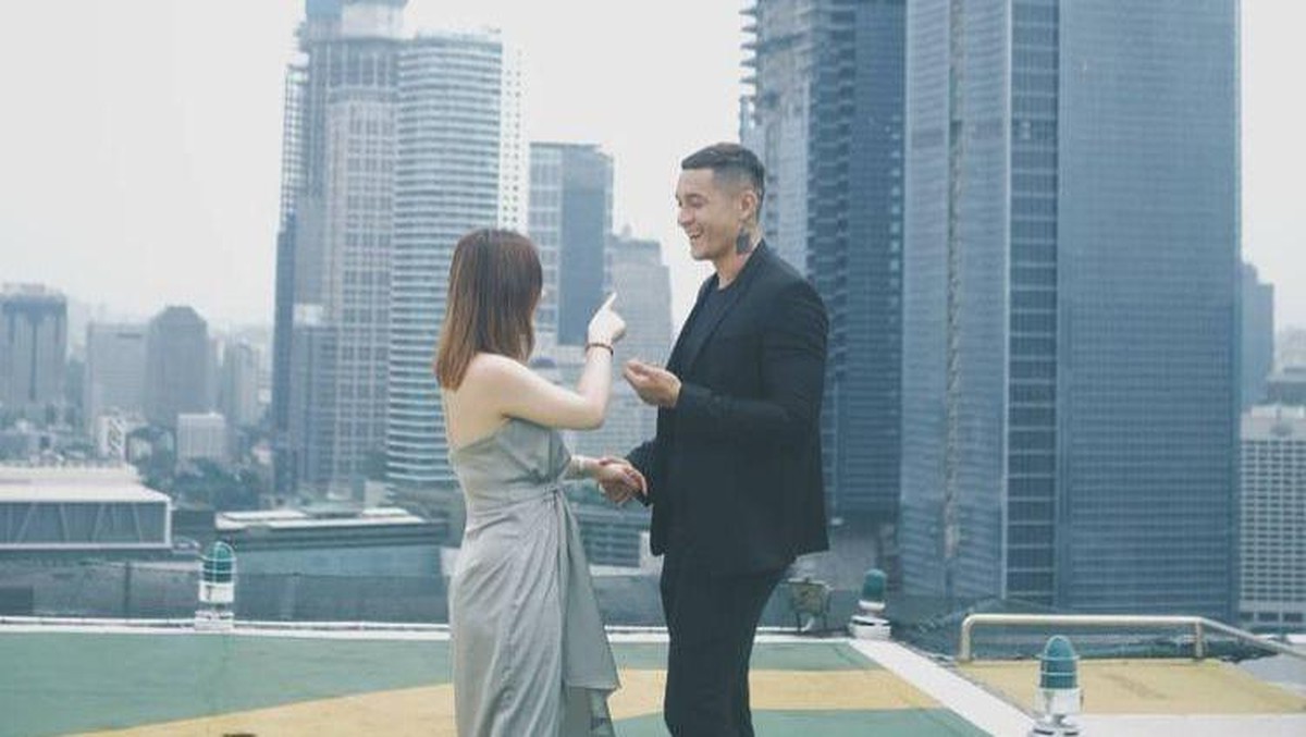 Kabar bahagia dari Aktor Miller Khan yang baru saja melamar kekasihnya di Helikopter&comma; intip momen manis mereka yuk&excl;