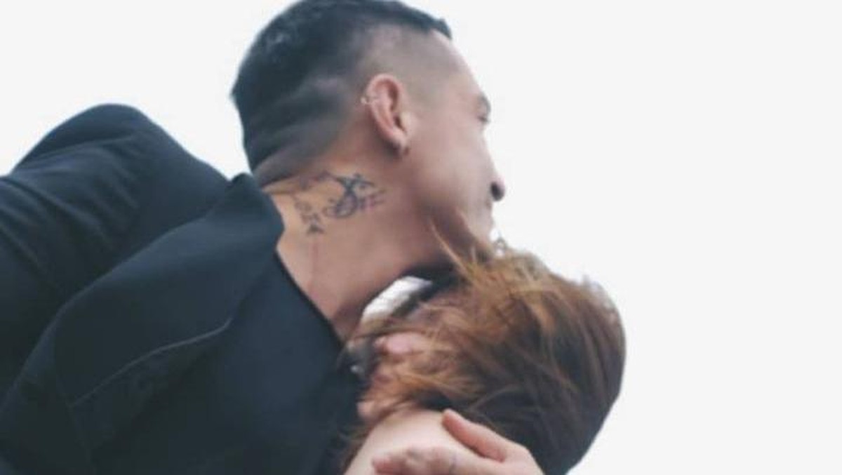 Kabar bahagia dari Aktor Miller Khan yang baru saja melamar kekasihnya di Helikopter&comma; intip momen manis mereka yuk&excl;