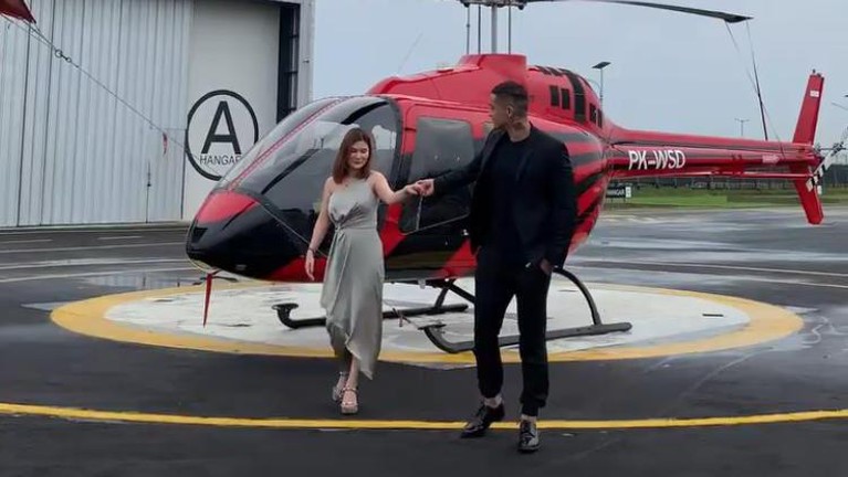 Momen Manis Miller Khan Lamar Sang Kekasih di Helikopter Kabar bahagia dari Aktor Miller Khan yang baru saja melamar kekasihnya di Helikopter, intip momen manis mereka yuk!