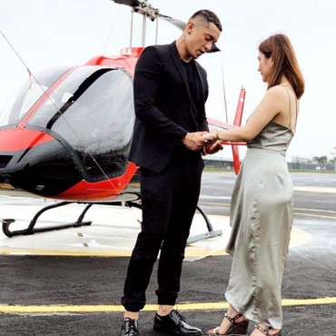 Detik-detik Momen Romantis Miller Khan Lamar Sang Kekasih di Helikopter