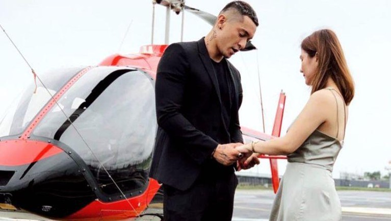 Momen Manis Miller Khan Lamar Sang Kekasih di Helikopter Kabar bahagia dari Aktor Miller Khan yang baru saja melamar kekasihnya di Helikopter, intip momen manis mereka yuk!