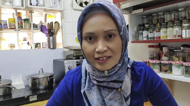 Nikmatul Rosidah seorang Youtuber asal Indonesia yang ternama di Asia mengaku bisa peroleh pendapatan hingga Rp100 juta sebulan.
