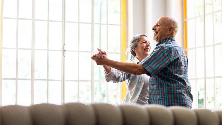 Pasangan Lansia Argentinian, married, elderly couple dancing during at home