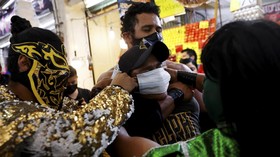 FOTO: Pegulat Meksiko Razia Warga Tak Pakai Masker