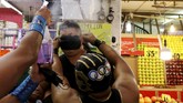 FOTO: Pegulat Meksiko Razia Warga Tak Pakai Masker Sekelompok pegulat gaya bebas lucha libre Meksiko mengampiri pasar grosir makanan terbesar untuk merazia warga yang keluar rumah tidak memakai masker.